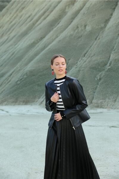 Kadın Siyah İki Cepli Deri Kısa Ceket