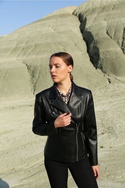 Kadın Siyah Üç Fermuarlı Deri Kısa Ceket
