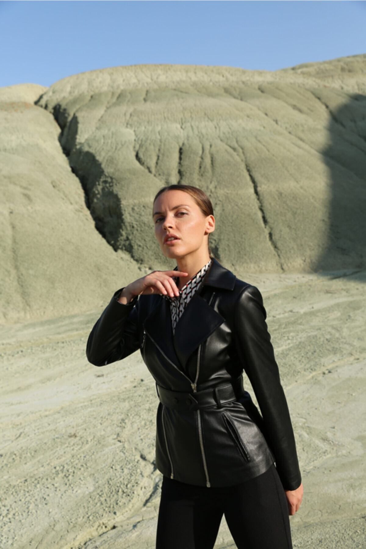 Kadın Siyah İki Fermuarlı Kemerli Deri Kısa Ceket Siyah